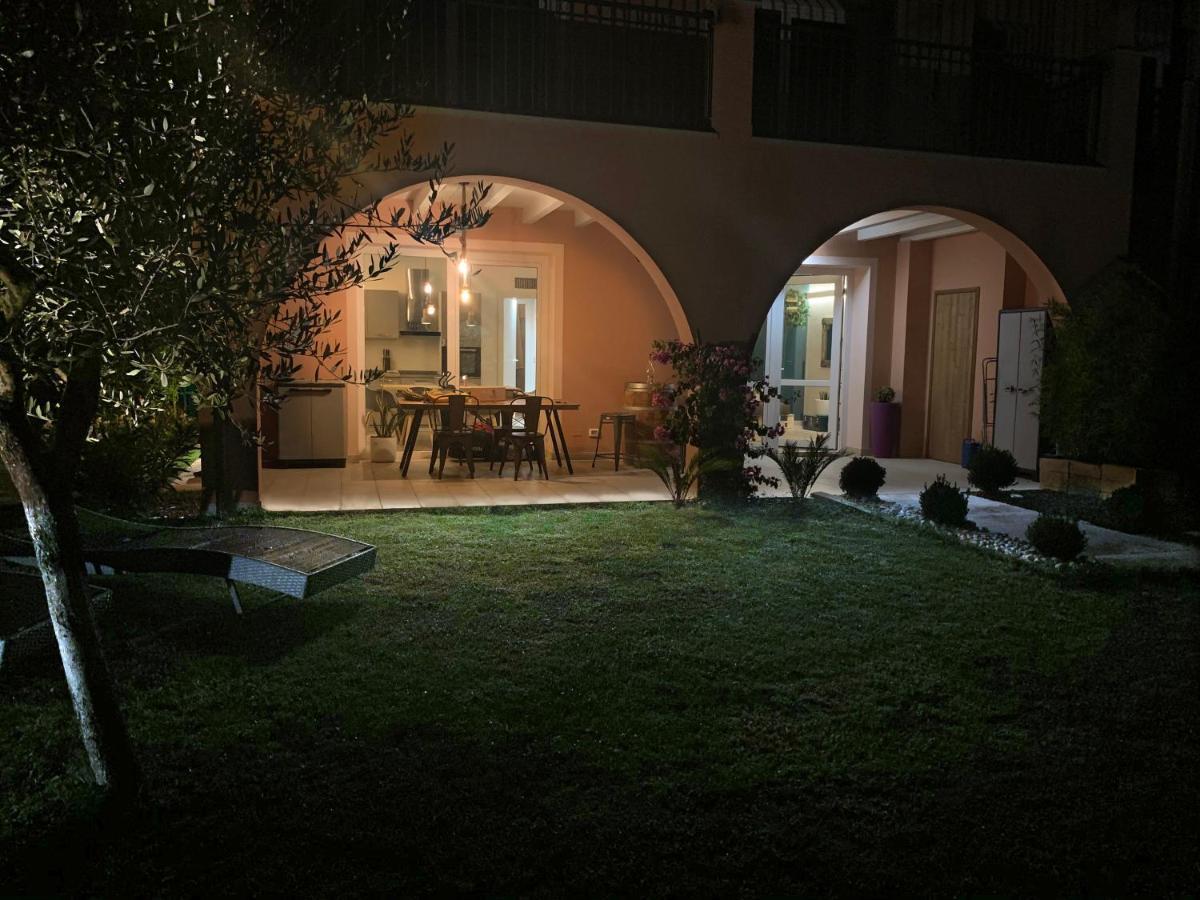 Apartment Charme And Relax With Garden And Swimming Pool ديسينسانو ديل غاردا المظهر الخارجي الصورة