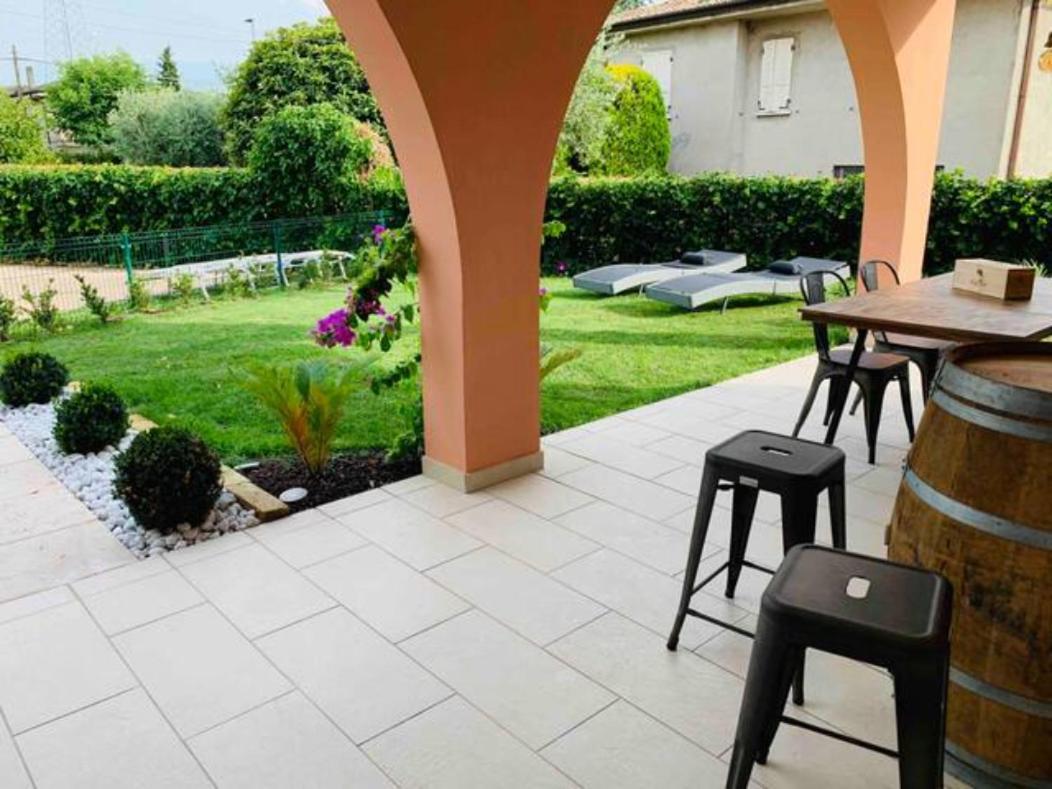 Apartment Charme And Relax With Garden And Swimming Pool ديسينسانو ديل غاردا المظهر الخارجي الصورة